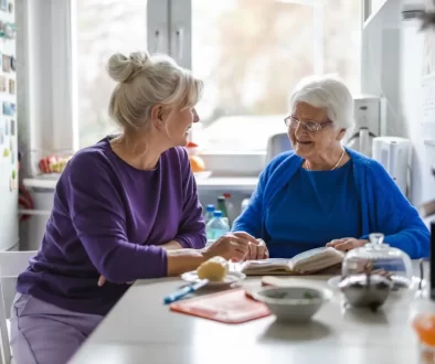 pečovatelka se seniorkou sepisují program na týden