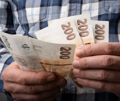 senior počítá peníze