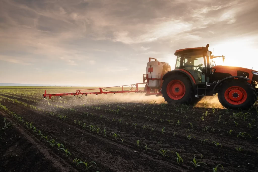 Pesticidy mohou být nebezpečné - Techsvět traktor jede po poli
