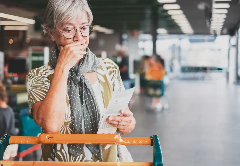 shutterstock_2268463181 - Techsvět zděšená seniorka se dívá na účtenku z obchodu