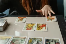 žena vykládá karty