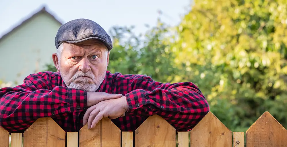 Štír se umí dlouho tvářit, že je vše v pořádku, až se nakonec změní ve stroj na odvetu, vůči sobě i ostatním. - Techsvět naštvaný muž se dívá přes plot