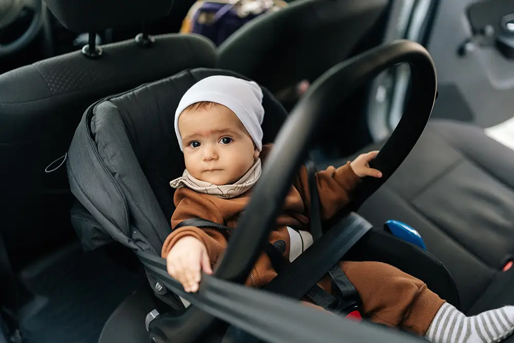 U nejmenších dětí je životně důležité vozit je v takzvaném „vajíčku“ zásadně proti směru jízdy. - Techsvět dítě v autosedačce