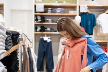 žena si vybírá oblečení v obchodě