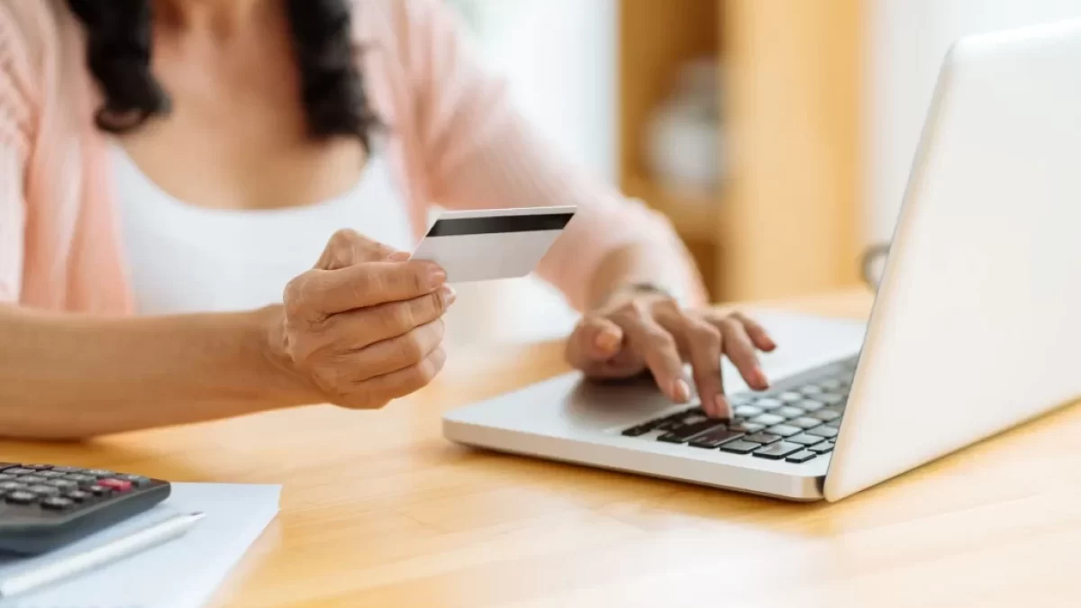 žena používá platební kartu při online nakupování