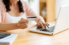 žena používá platební kartu při online nakupování