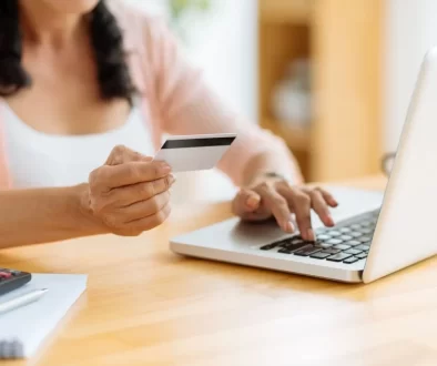 žena používá platební kartu při online nakupování