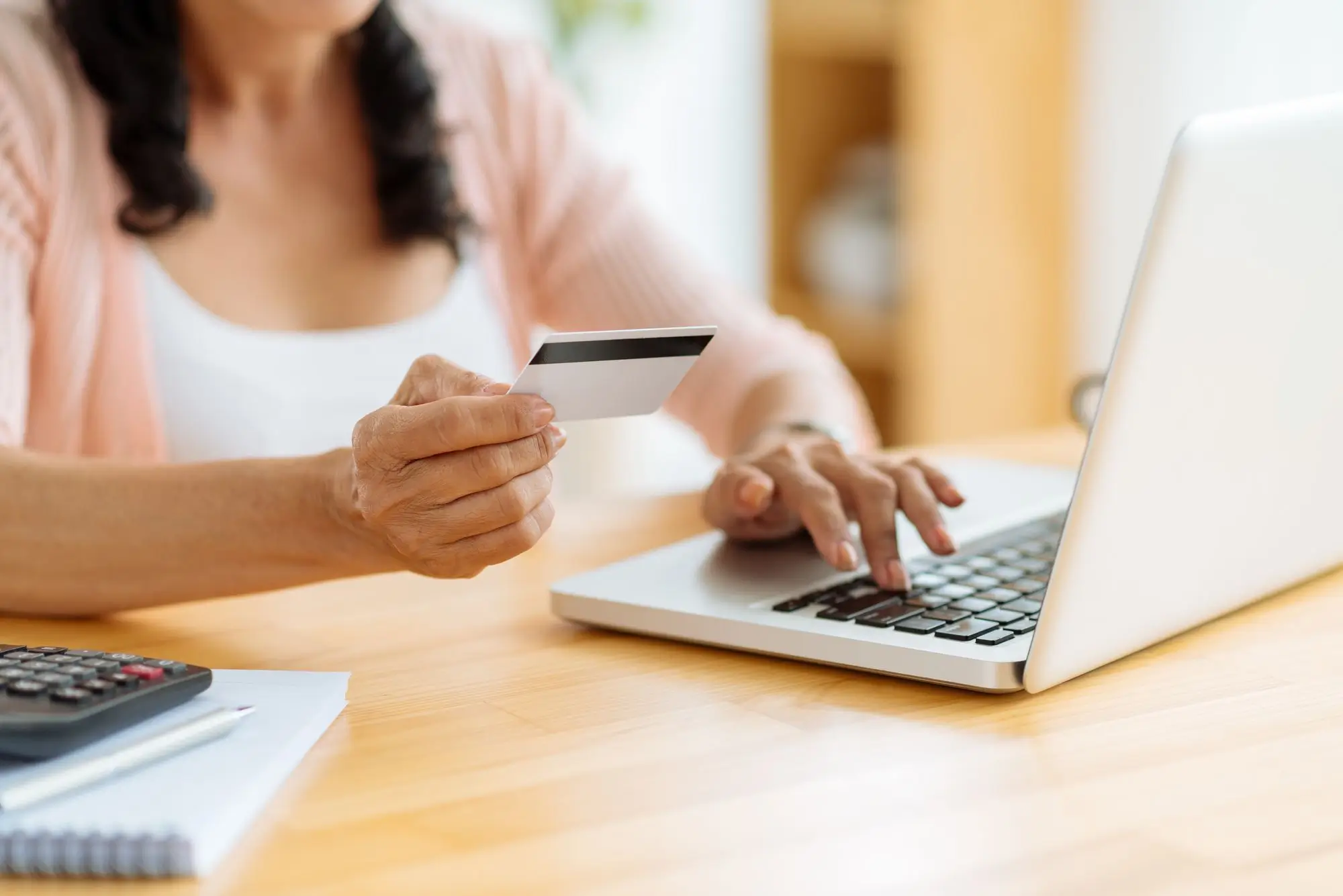 žena používá platební kartu při online nakupování