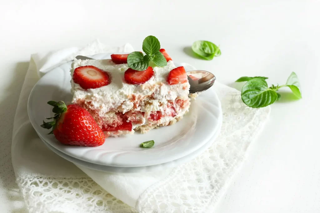 shutterstock_2454464621 - Techsvět Jogurt s jahodami