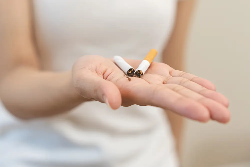 Pokud se rozhodnote přestat kouřit, pojišťovna vám může přispět až 2500 Kč. - Techsvět zlomená cigareta v ruce