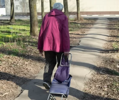 seniorka tahá tašku s nákupem