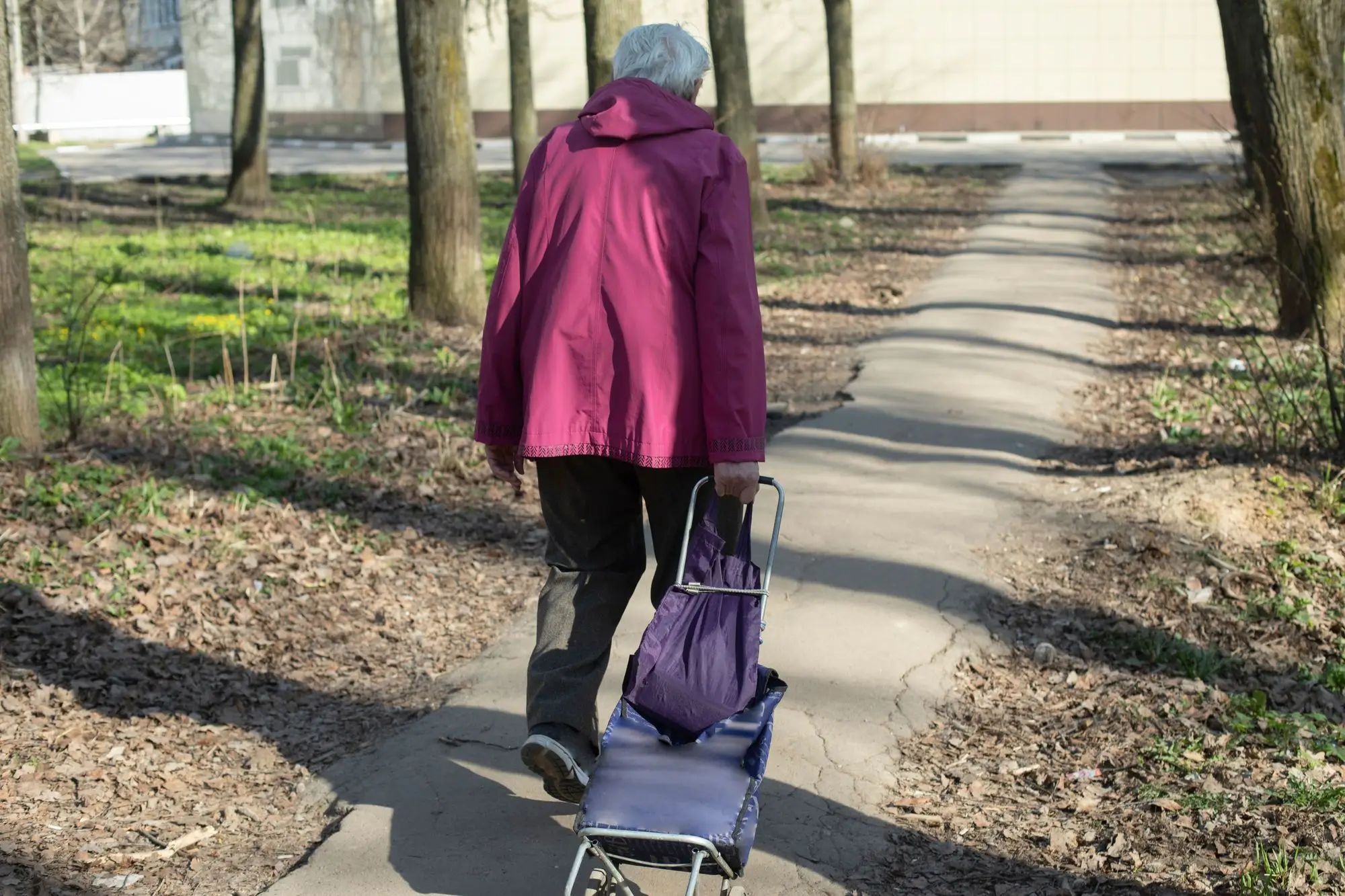 seniorka tahá tašku s nákupem