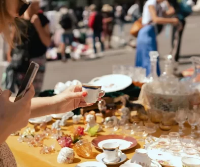 žena vybírá na blešímtrhu porcelán