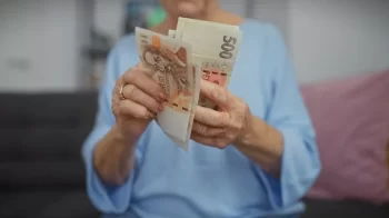 seniorka peníze