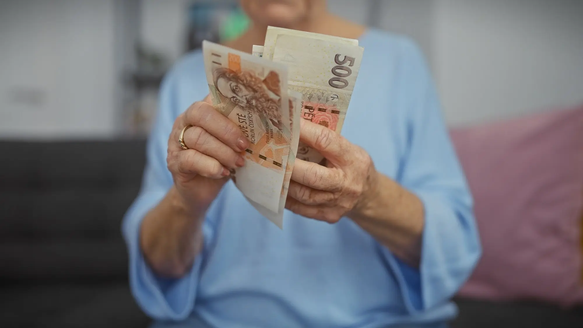 seniorka peníze
