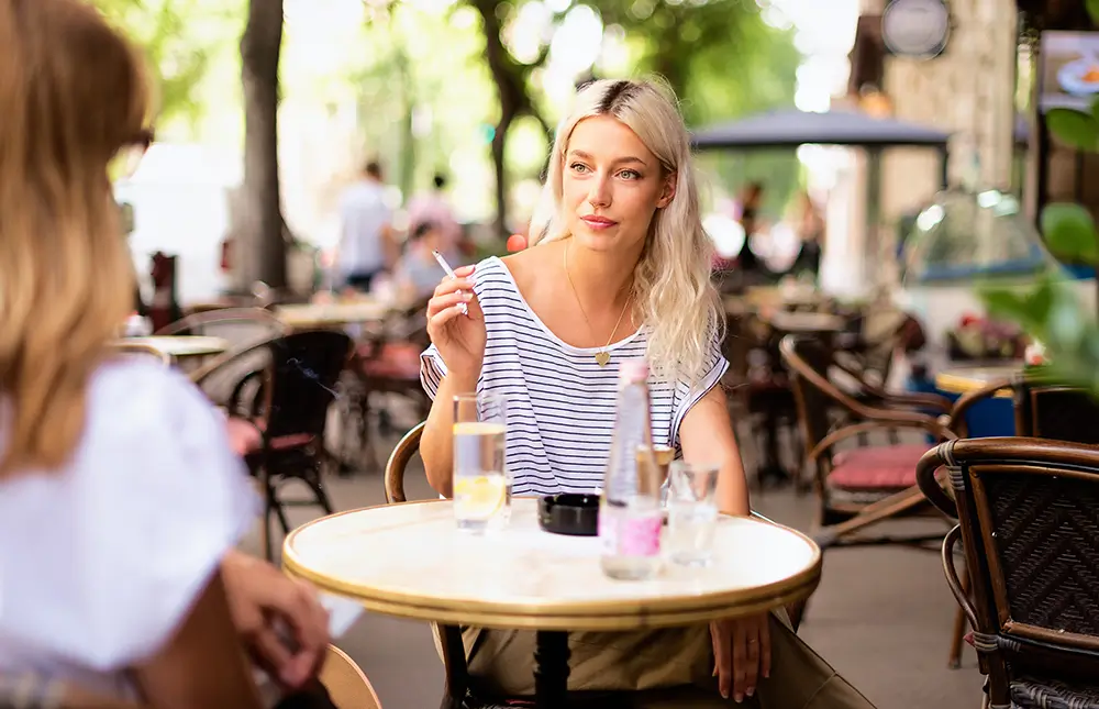 Kuřáci ohrožují kouření i lidi ve svém okolí. - Techsvět žena kouří v kavárně