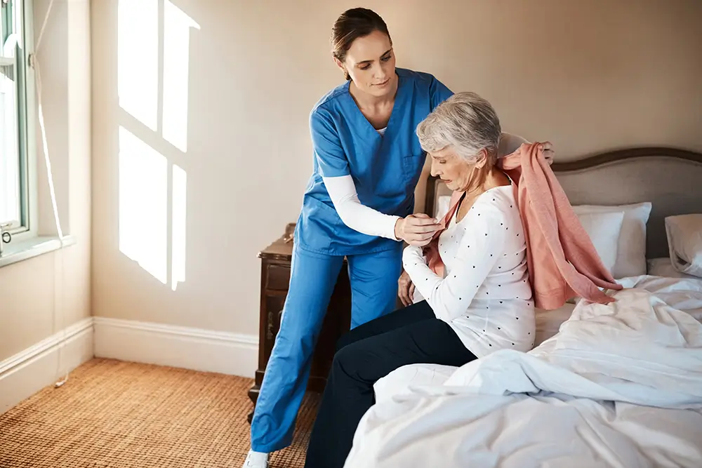 Žádost podává vždy osoba, která potřebuje péči, nikoliv ta, která péči poskytuje. - Techsvět asistentka pomáhá seniorce s oblékáním