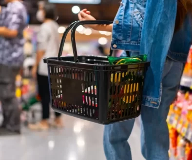 žena s košíkem nakupuje v supermarketu