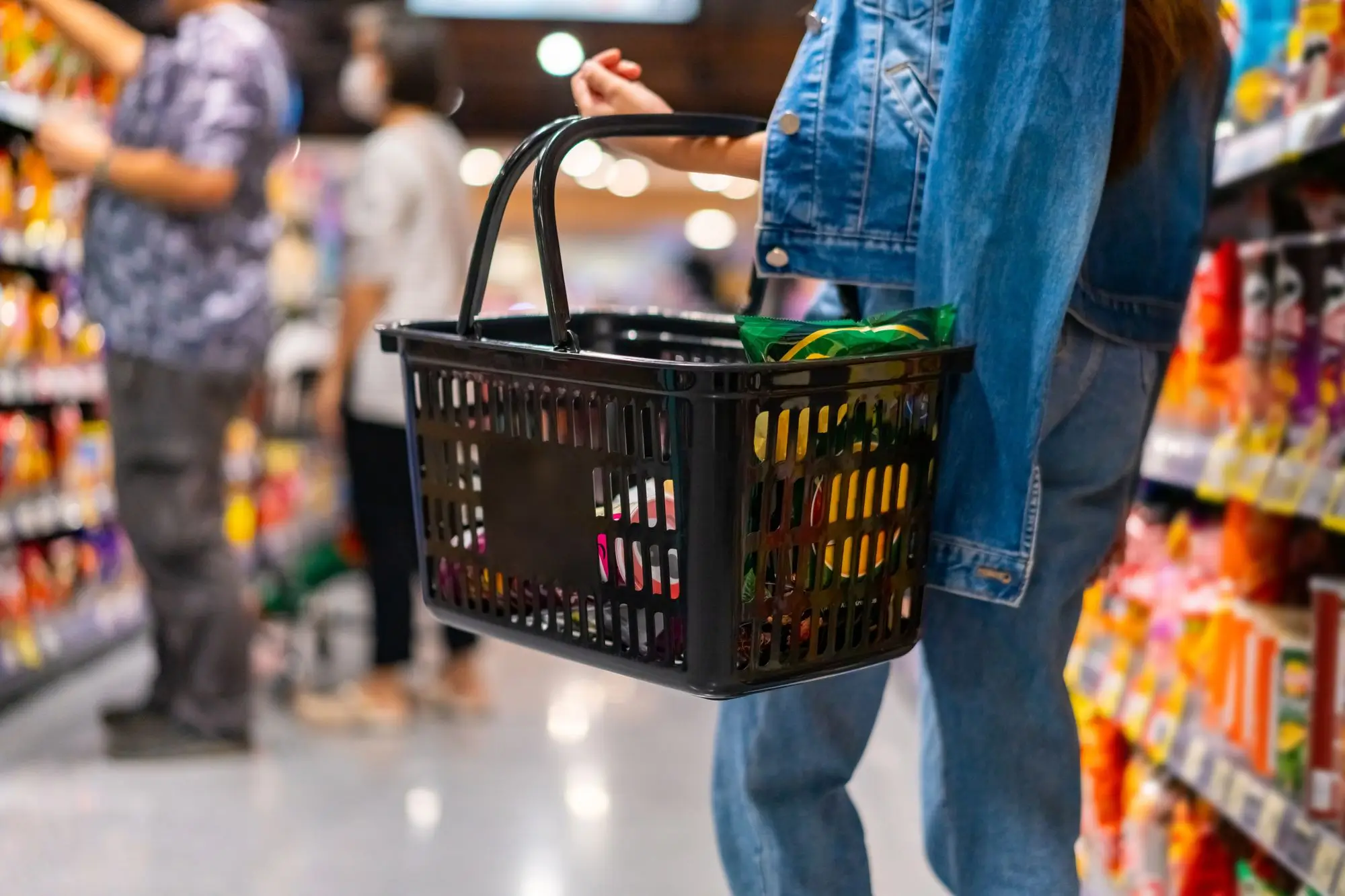 žena s košíkem nakupuje v supermarketu