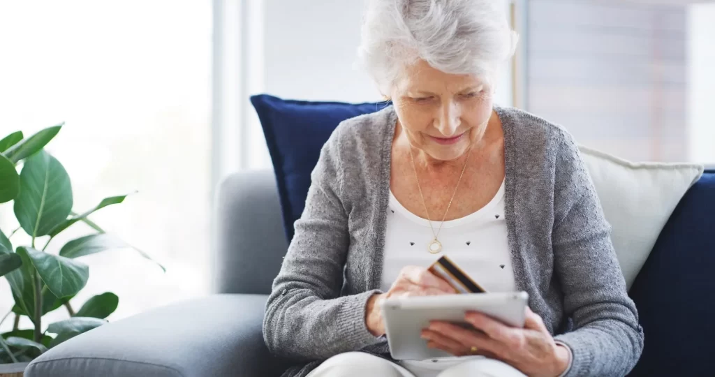 seniorka s platební kartou - Techsvět seniorka s platební kartou