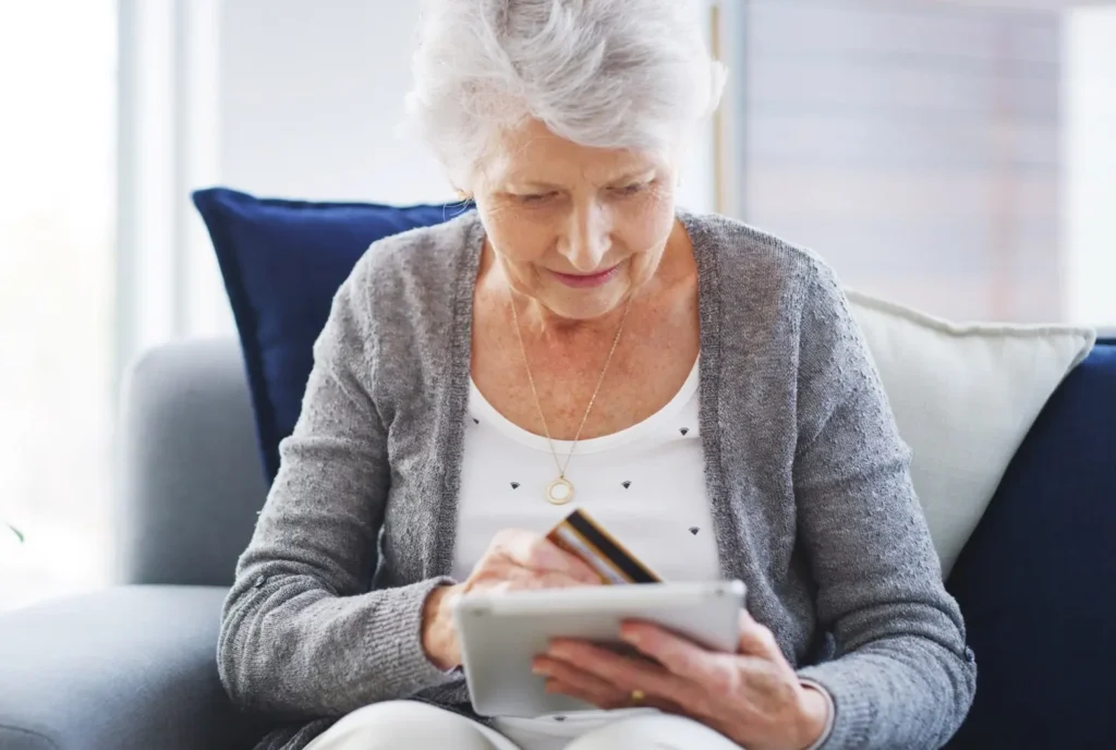 seniorka s platební kartou