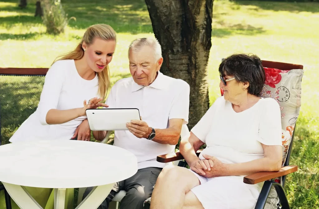 shutterstock_2589927373 - Techsvět žena ukazuje seniorskému páru tablet