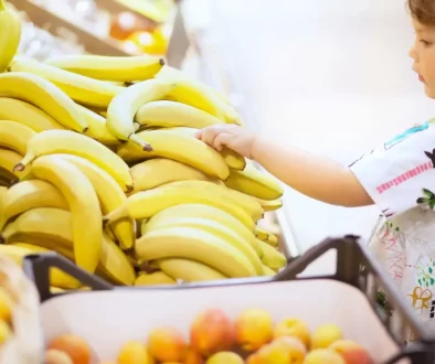 malá dívka si vybírá v supermarketu banány