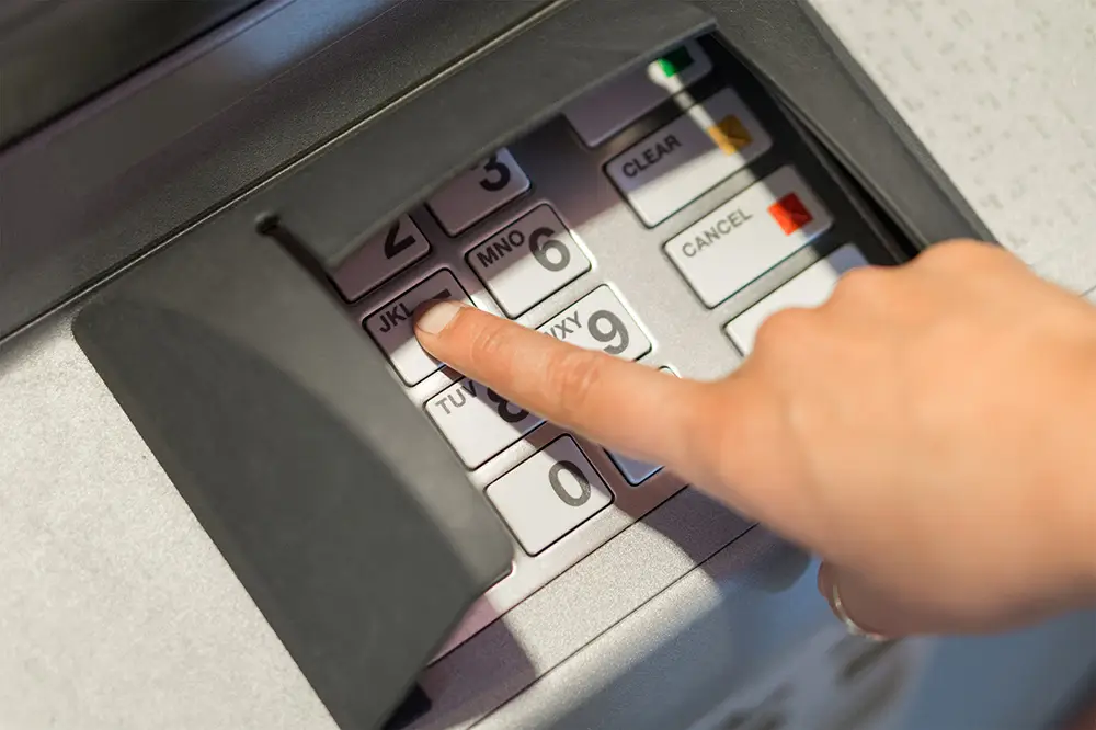 Některá zařízení umí zkopírovat data z vaší platební karty. - Techsvět žena zadává PIN