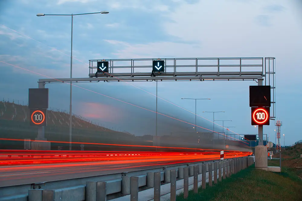 Úseky s povolenou rychlostí 150 km/h budou řídit proměnné dopravní značky. - Techsvět proměnné dopravní značení