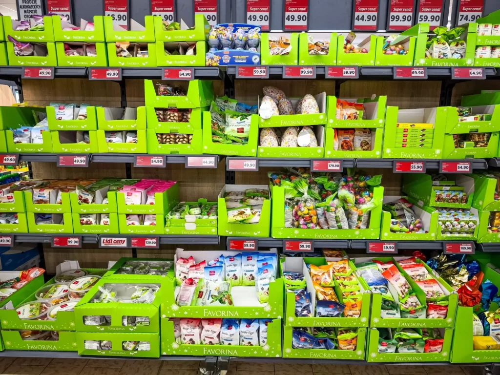 sladk3 - Techsvět Regál s cukrovinkami značky Favorina v obchodním řetězci Lidl