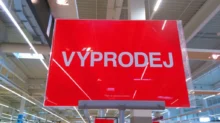 Červená vývěsní tabule v supermarketu s nápisem výprodej