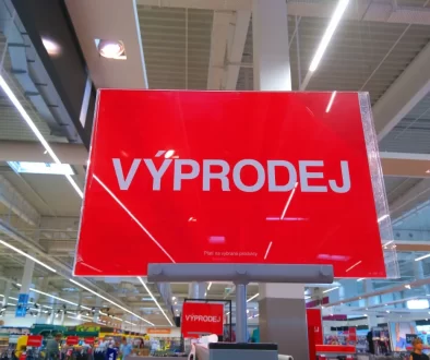 Červená vývěsní tabule v supermarketu s nápisem výprodej