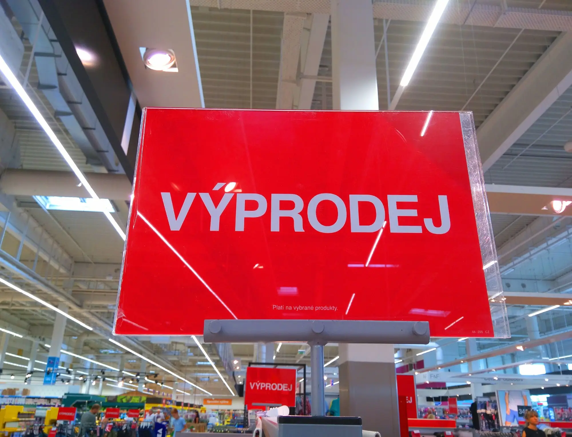 Červená vývěsní tabule v supermarketu s nápisem výprodej