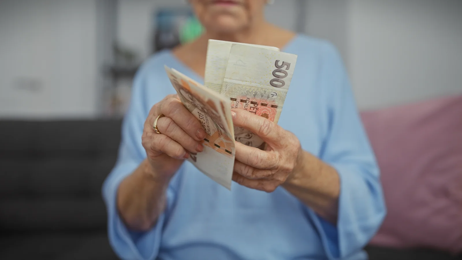 Žena s českými bankovkami - Techsvět Žena s českými bankovkami