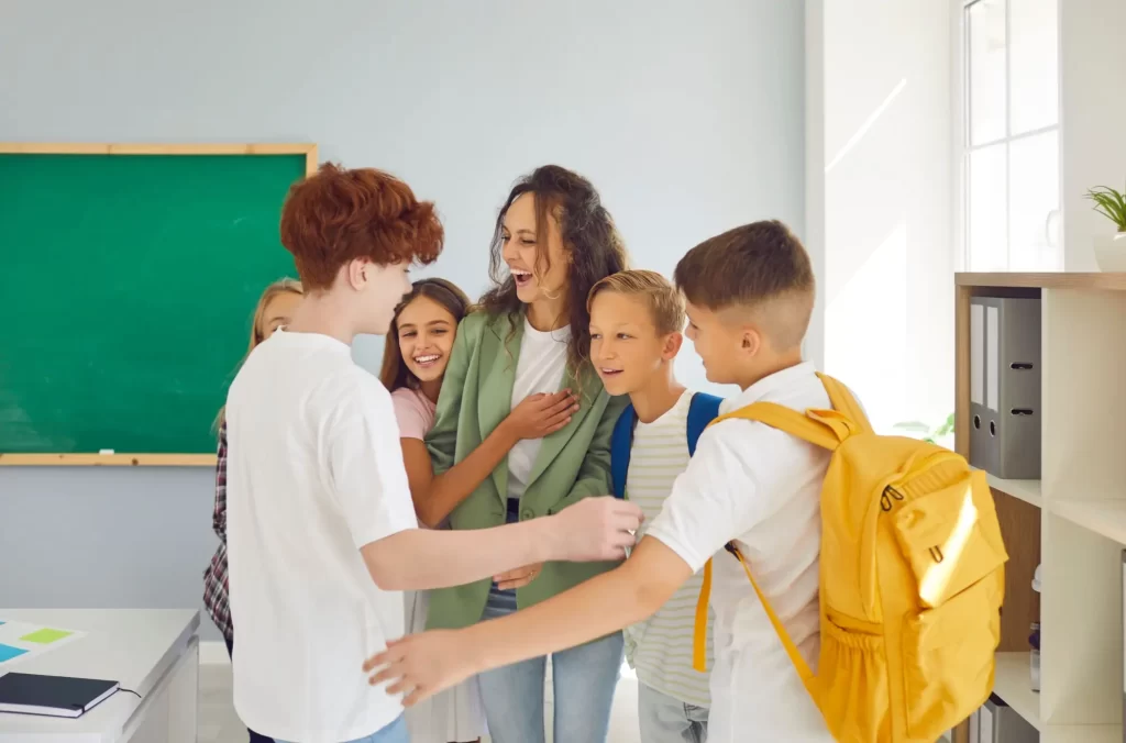 uc3 - Techsvět Učitelka mluví se skupinou dětí ve třídě