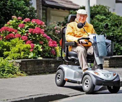 Starší muž sedí na elektrickém čtyřkolovém vozítku.