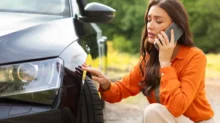 Žena volající u auta