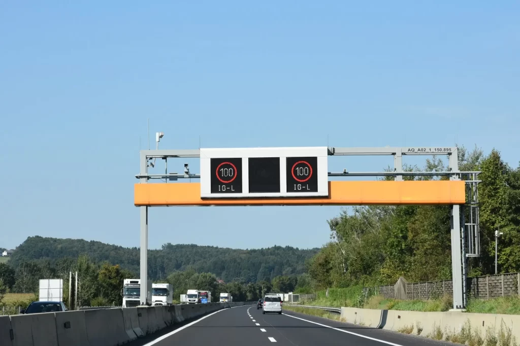 100_kmh_speed_limit_road_signs_in_Austria_01 - Techsvět značka IG-L na rakouské dálnici