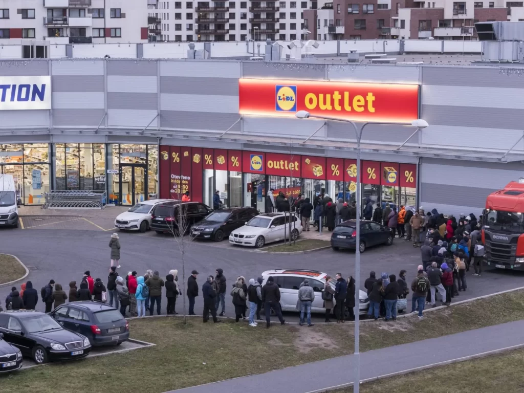 - Techsvět fronty před outletem Lidl