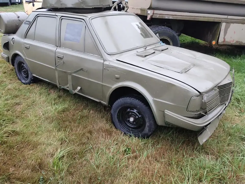 Boční pohled na přestavbu připomínající tank. - Techsvět Škoda přestavěná na tank