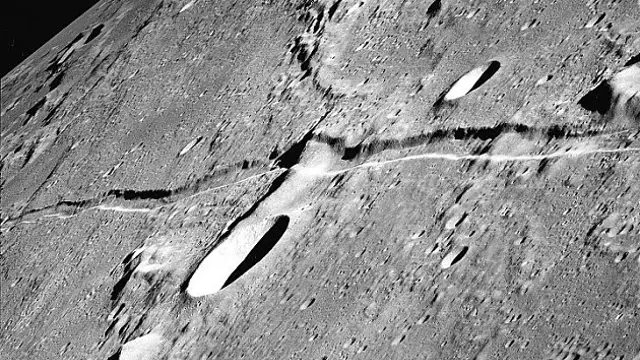 Snímek, který pořídilo Apollo 10 - Techsvět kráter na Měsíci