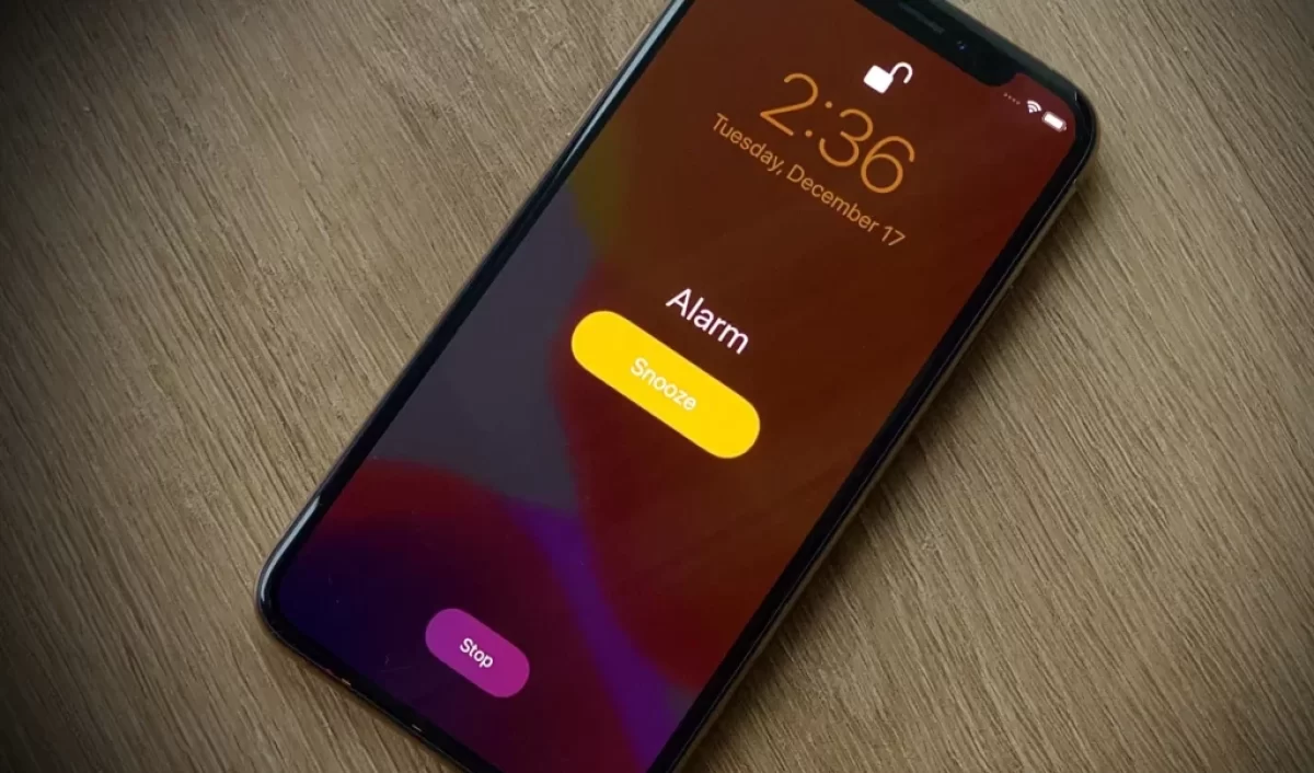 iPhone s alarmem