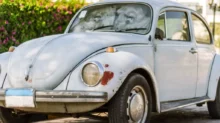 Auto VW Brouk na ulici