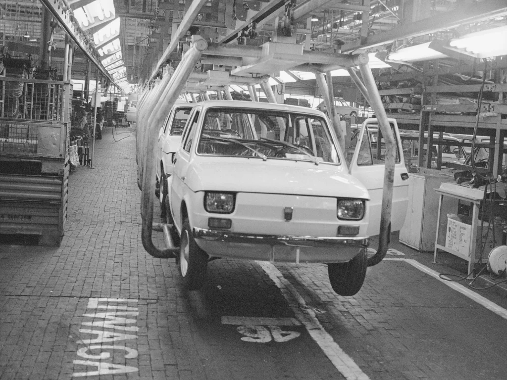 Bielsko-Biała_1973-1977_Fabryka_Samochodów_Małolitrażowych_produkcja_samochodów_Fiat_126p_Maluch_02 - Techsvět výroba maluchu v továrně v bílsku-bělé