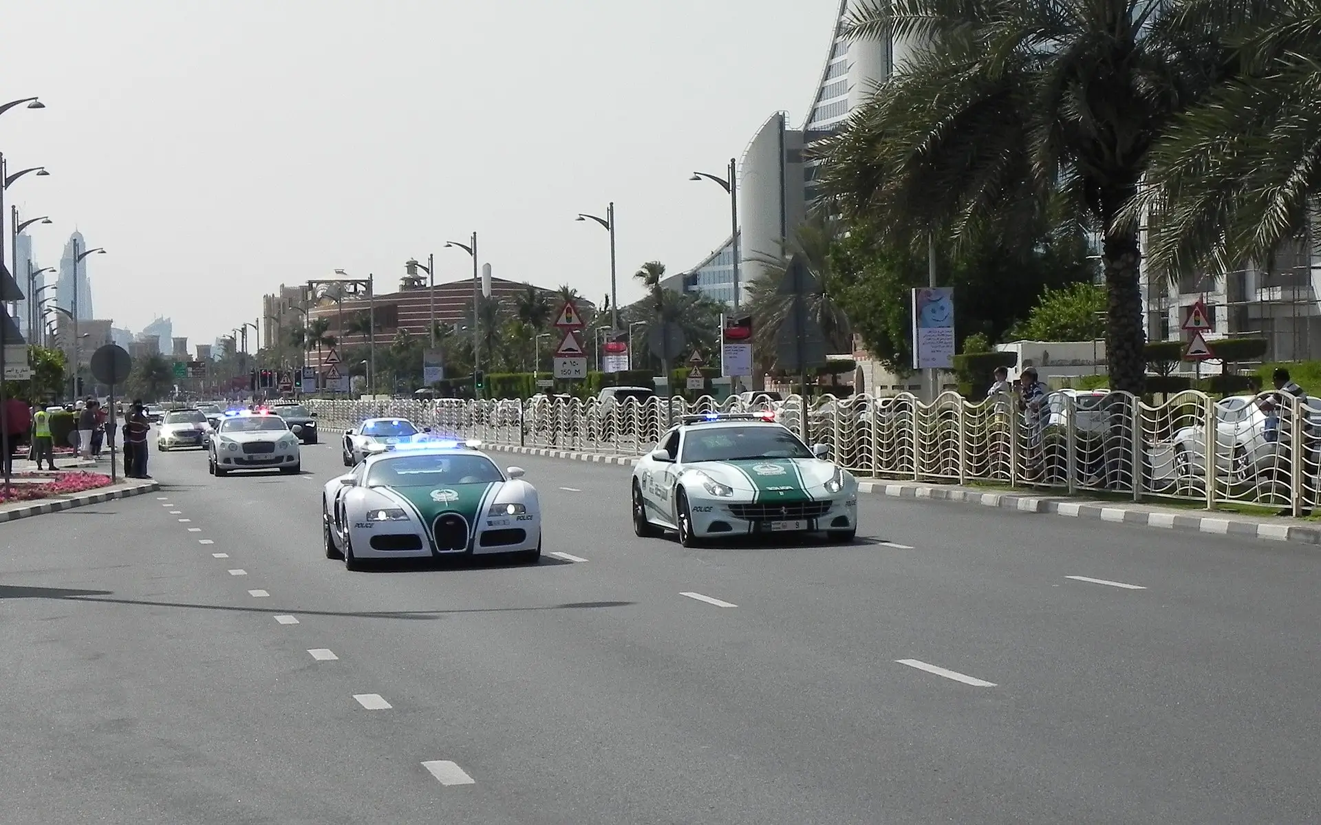 Policejní auta v Dubaji v akci