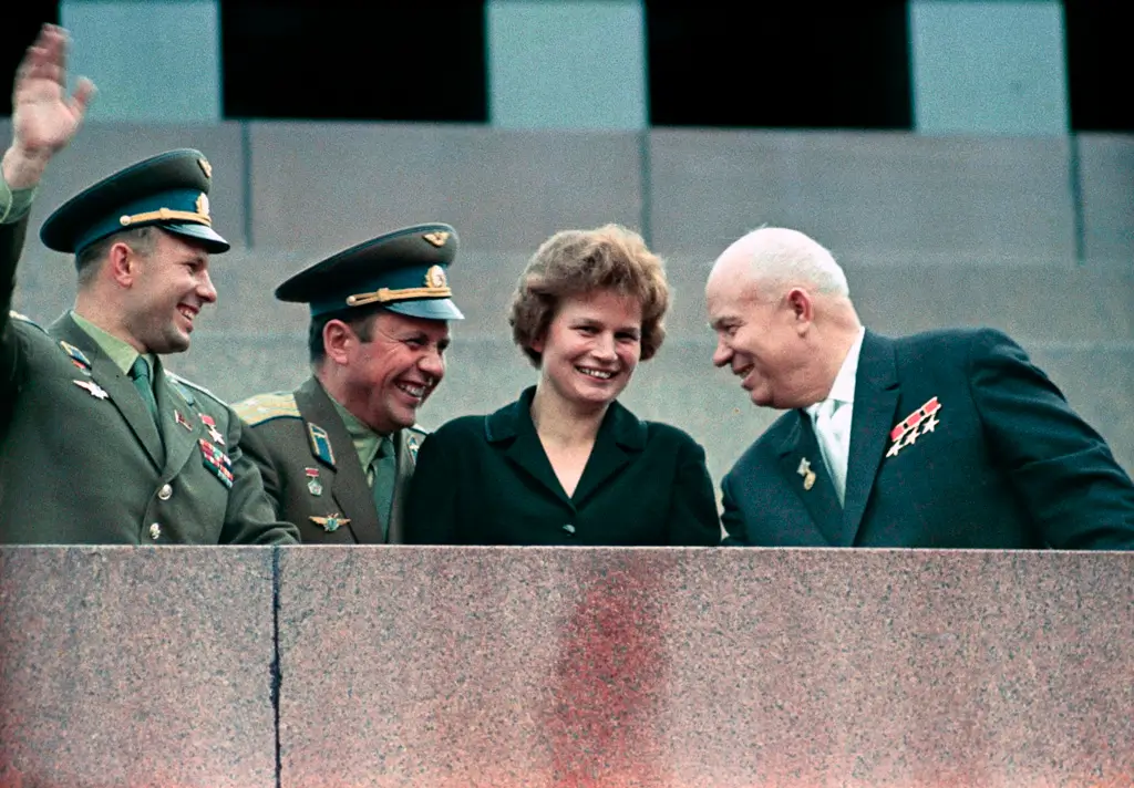 RIAN_archive_159271_Nikita_Khrushchev_Valentina_Tereshkova_Pavel_Popovich_and_Yury_Gagarin_at_Lenin_Mausoleum - Techsvět Valentina Těreškovová