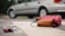 žena na přechodu pro chodce