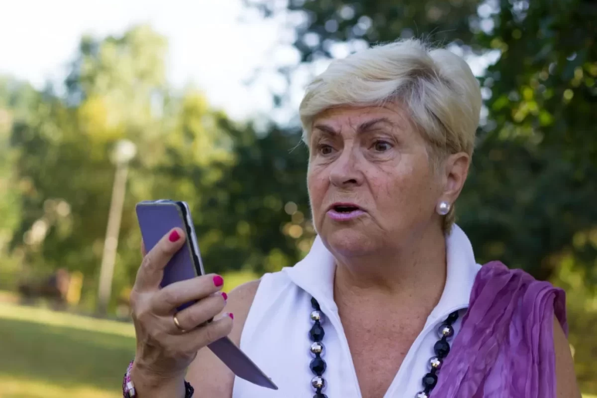 seniorka s telefonem