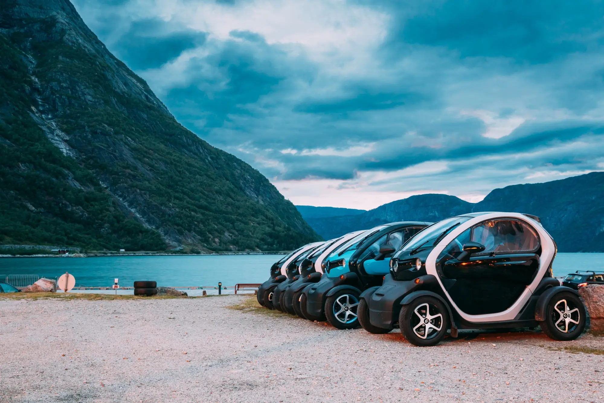 Shutterstock_1482611819 - Techsvět Elektrovozítka u norských fjordů
