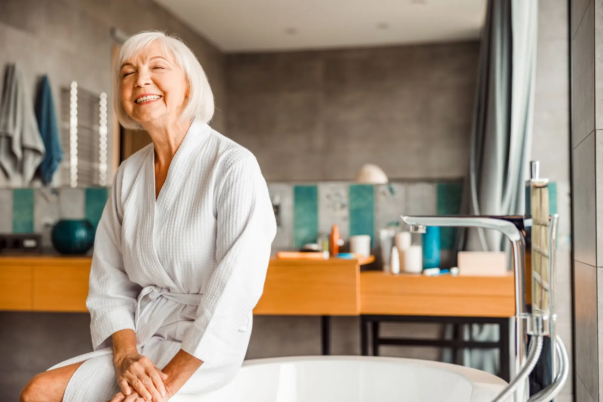 Shutterstock_1608956689 - Techsvět Seniorka v lázních